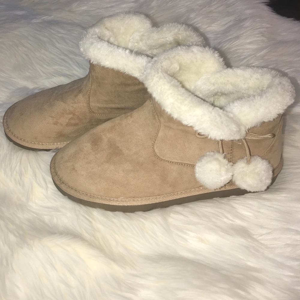 NWOT Arizona Tan ankle boots with fur